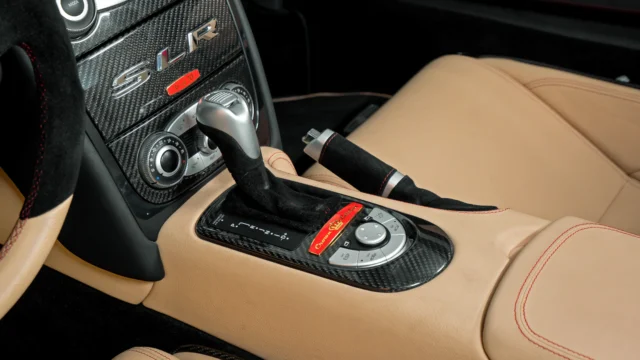 16 – Centre Console